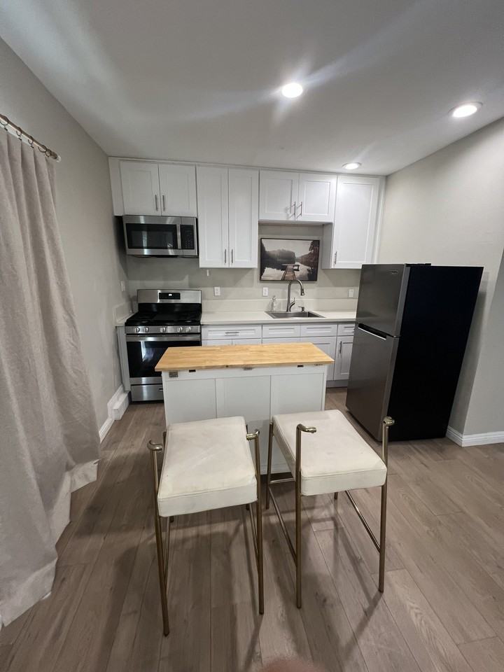 5385 Howard St - Photo 3 of 15