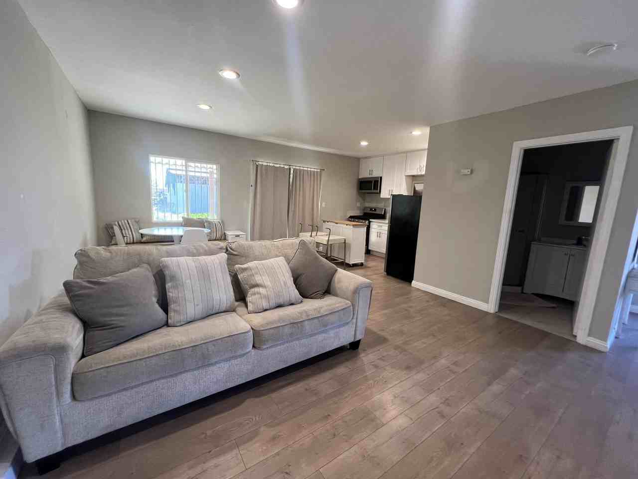 5385 Howard St - Photo 5 of 15