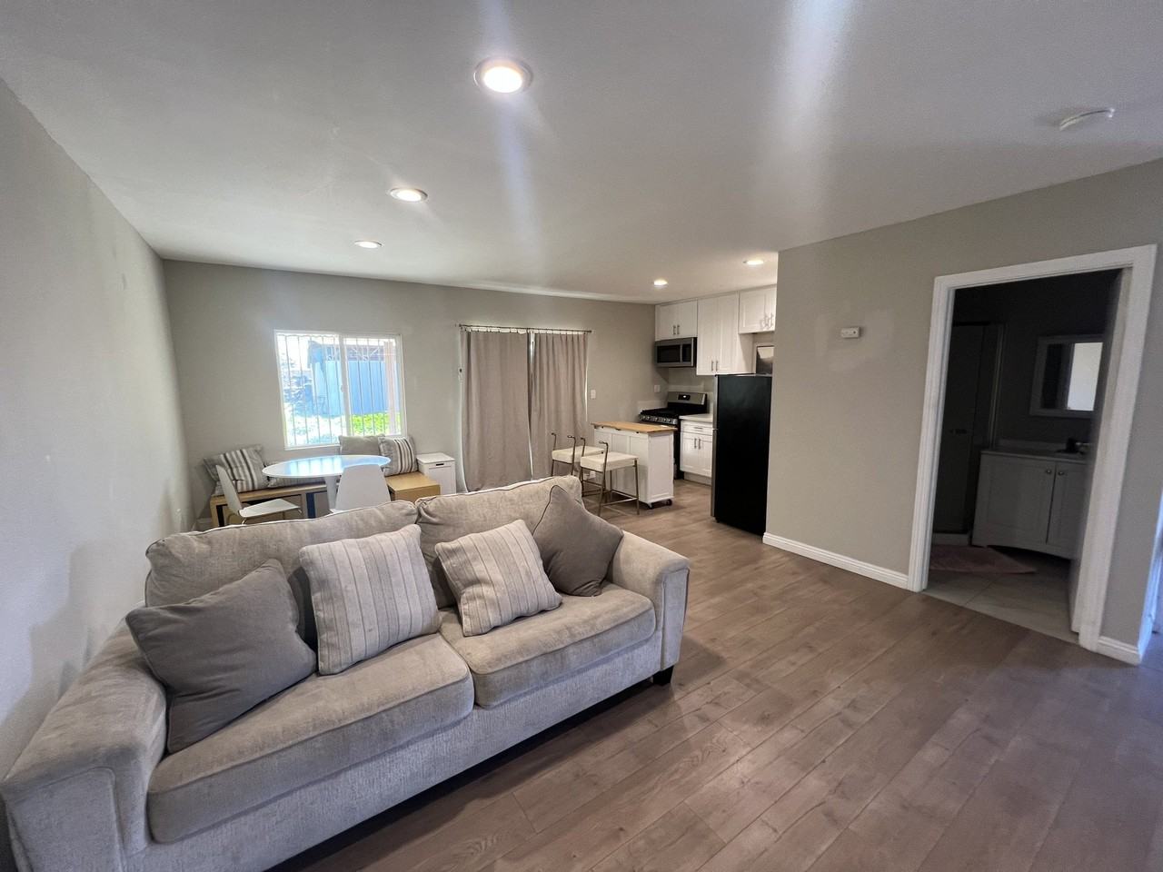 5385 Howard St - Photo 6 of 15