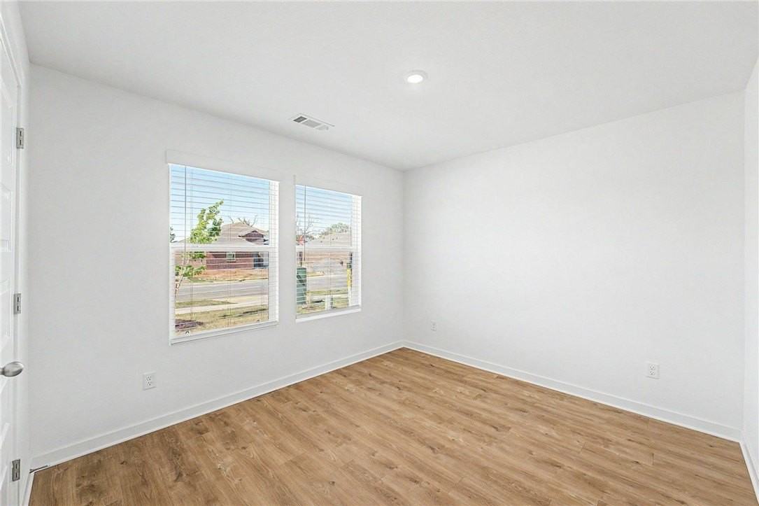 3101 Laredo Ln - Photo 2 of 21