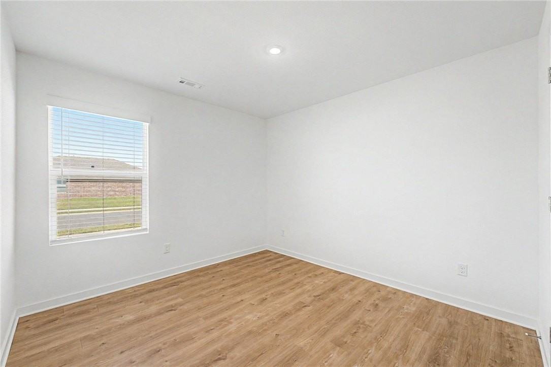 3101 Laredo Ln - Photo 3 of 21