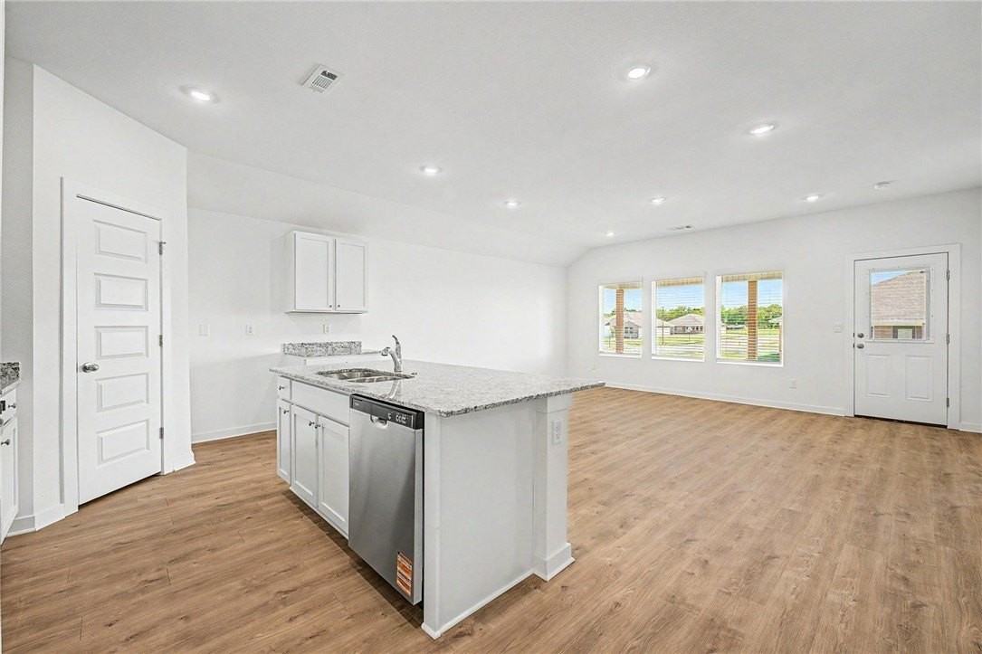 3101 Laredo Ln - Photo 4 of 21