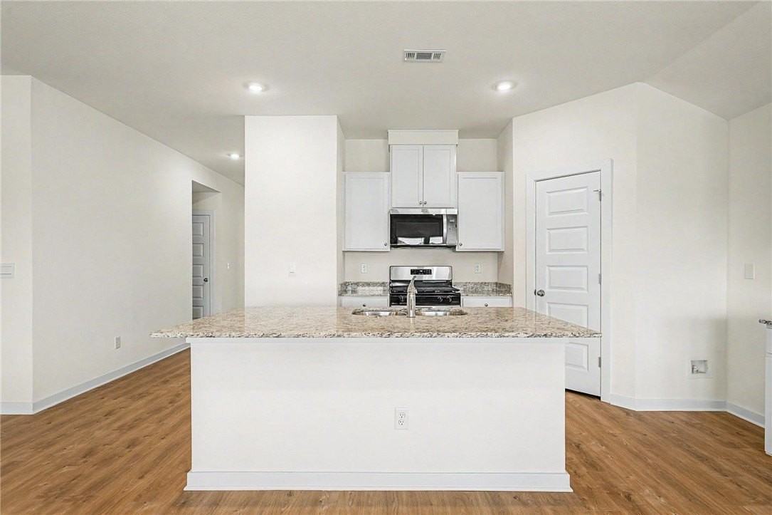 3101 Laredo Ln - Photo 7 of 21