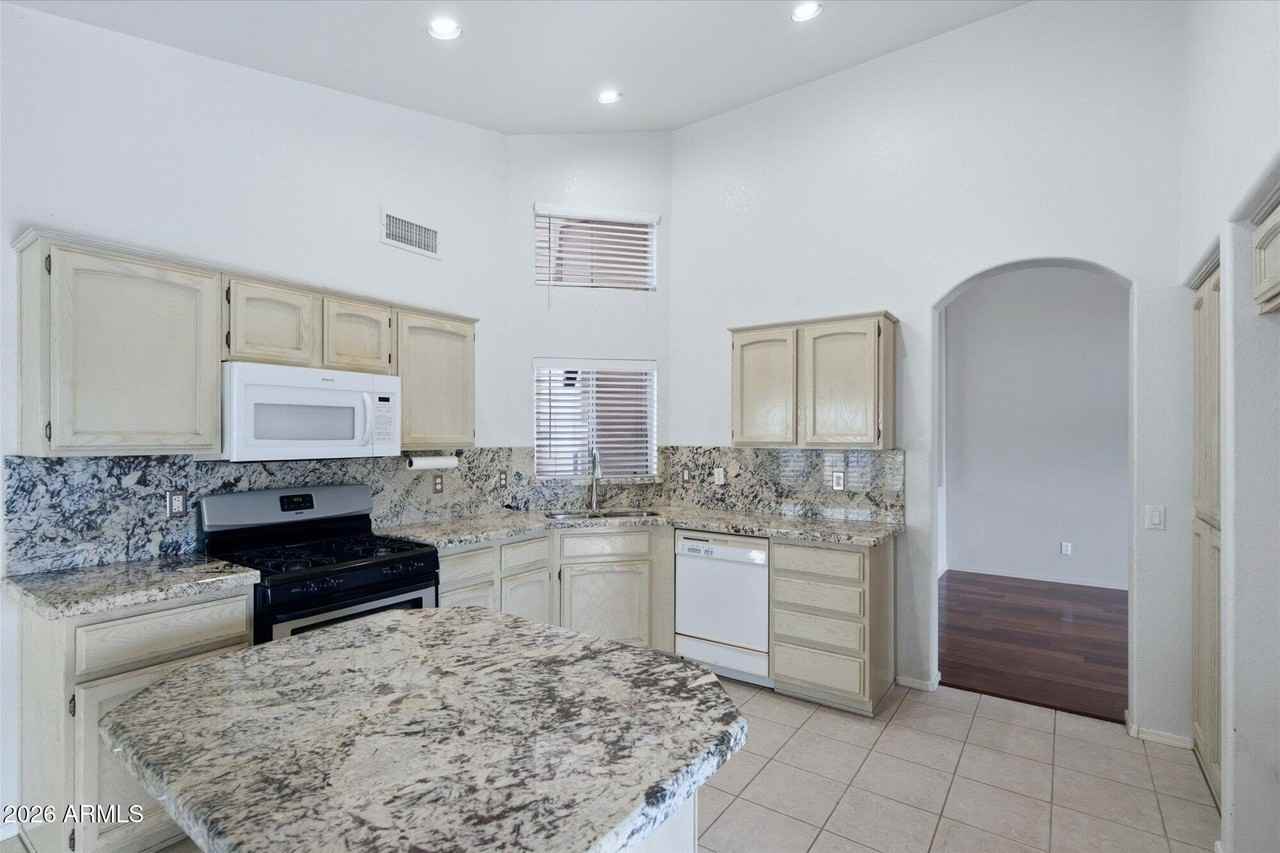 15251 W Verde Ln - Photo 4 of 30