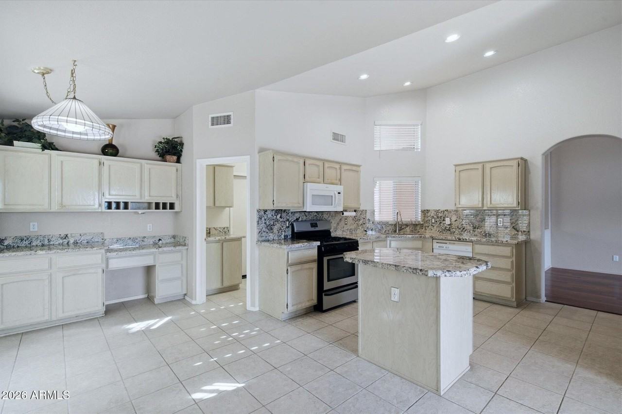 15251 W Verde Ln - Photo 5 of 30