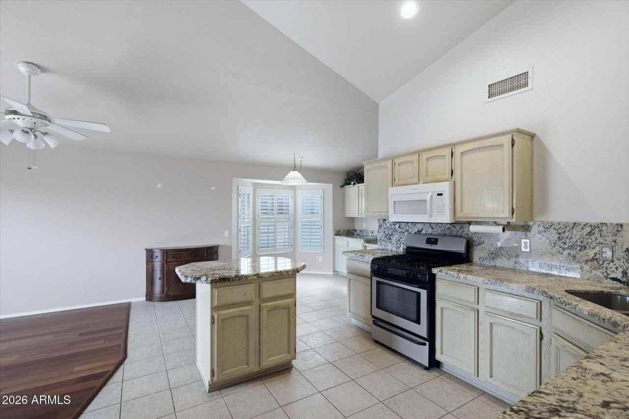 15251 W Verde Ln - Photo 7 of 30