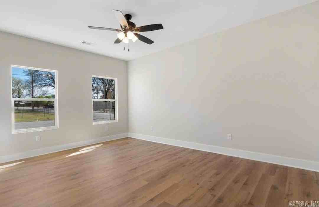 921 Banner St - Photo 5 of 16