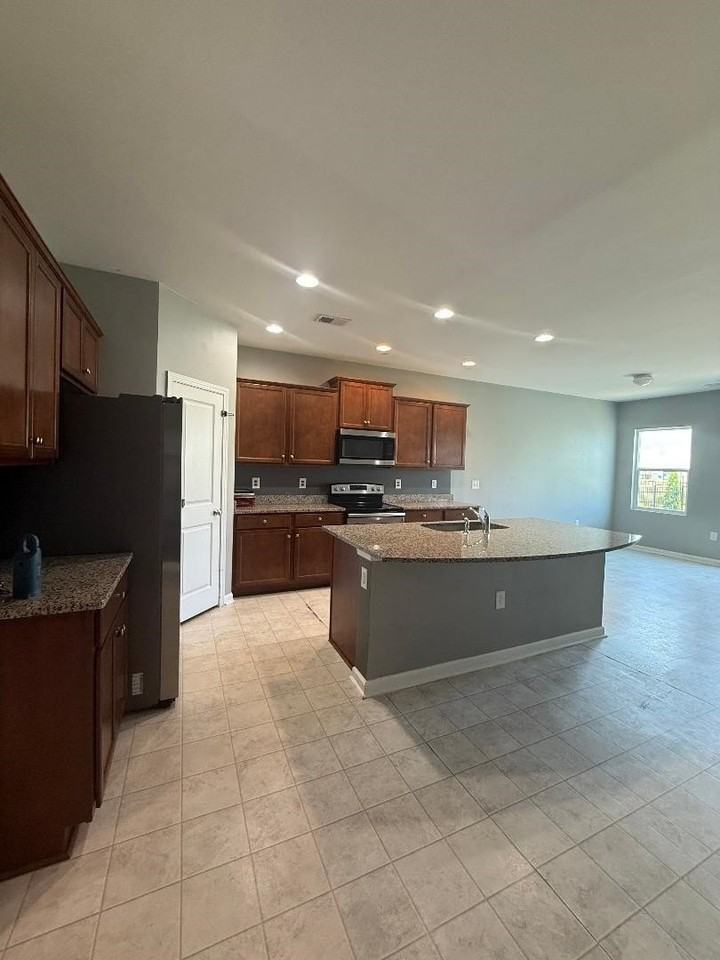 2934 Ellesmere Cir - Photo 2 of 14