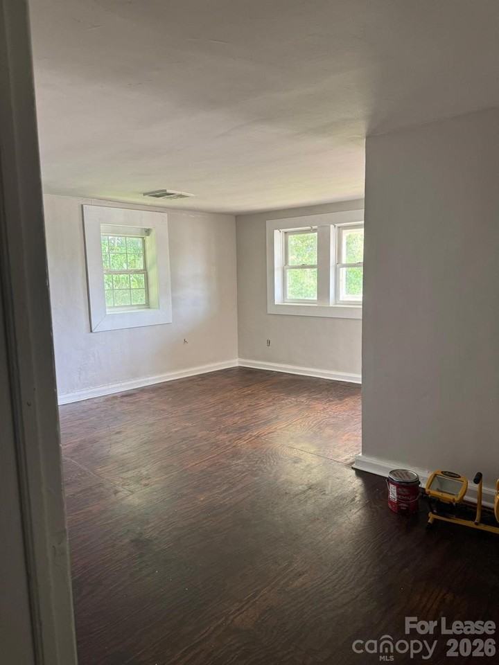 912 Berryhill Rd - Photo 2 of 7
