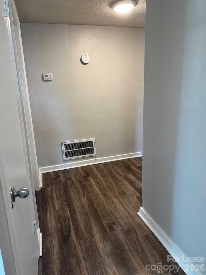 912 Berryhill Rd - Photo 4 of 7