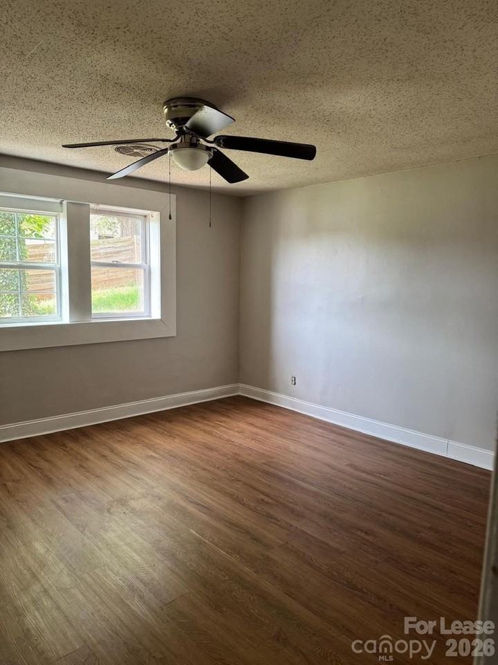 912 Berryhill Rd - Photo 5 of 7