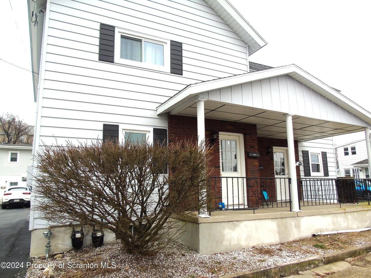 112 E Elm St #1 - Photo 3 of 20