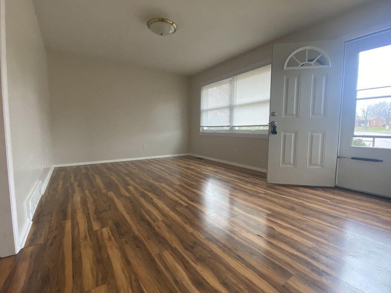1725 Scarbrough Ct - Photo 2 of 11