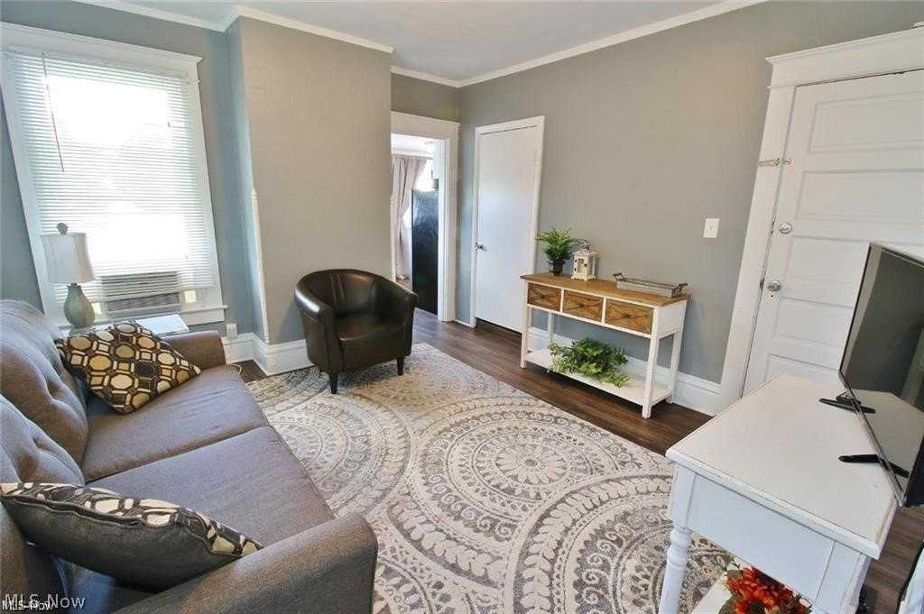 1604 Maple Ave - Photo 2 of 5
