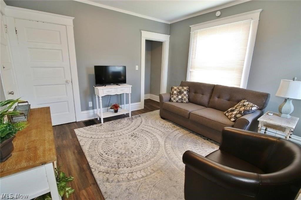 1604 Maple Ave - Photo 3 of 5