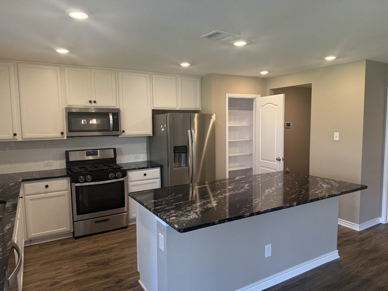 2612 Wesley Ave - Photo 2 of 29