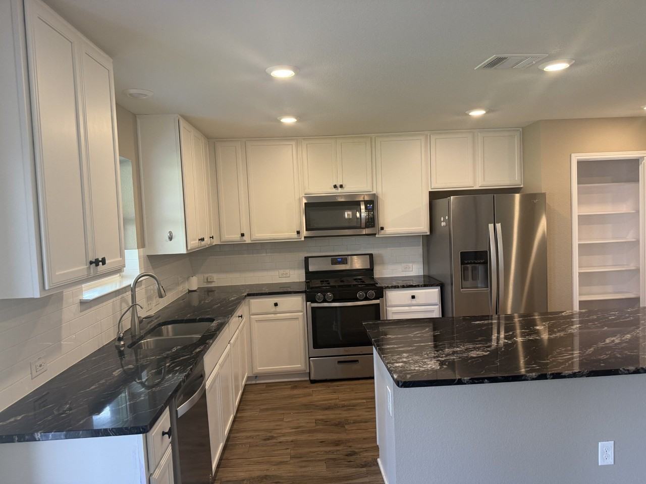 2612 Wesley Ave - Photo 3 of 29
