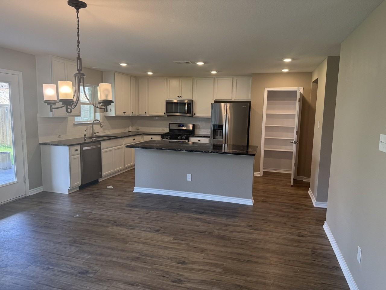 2612 Wesley Ave - Photo 4 of 29