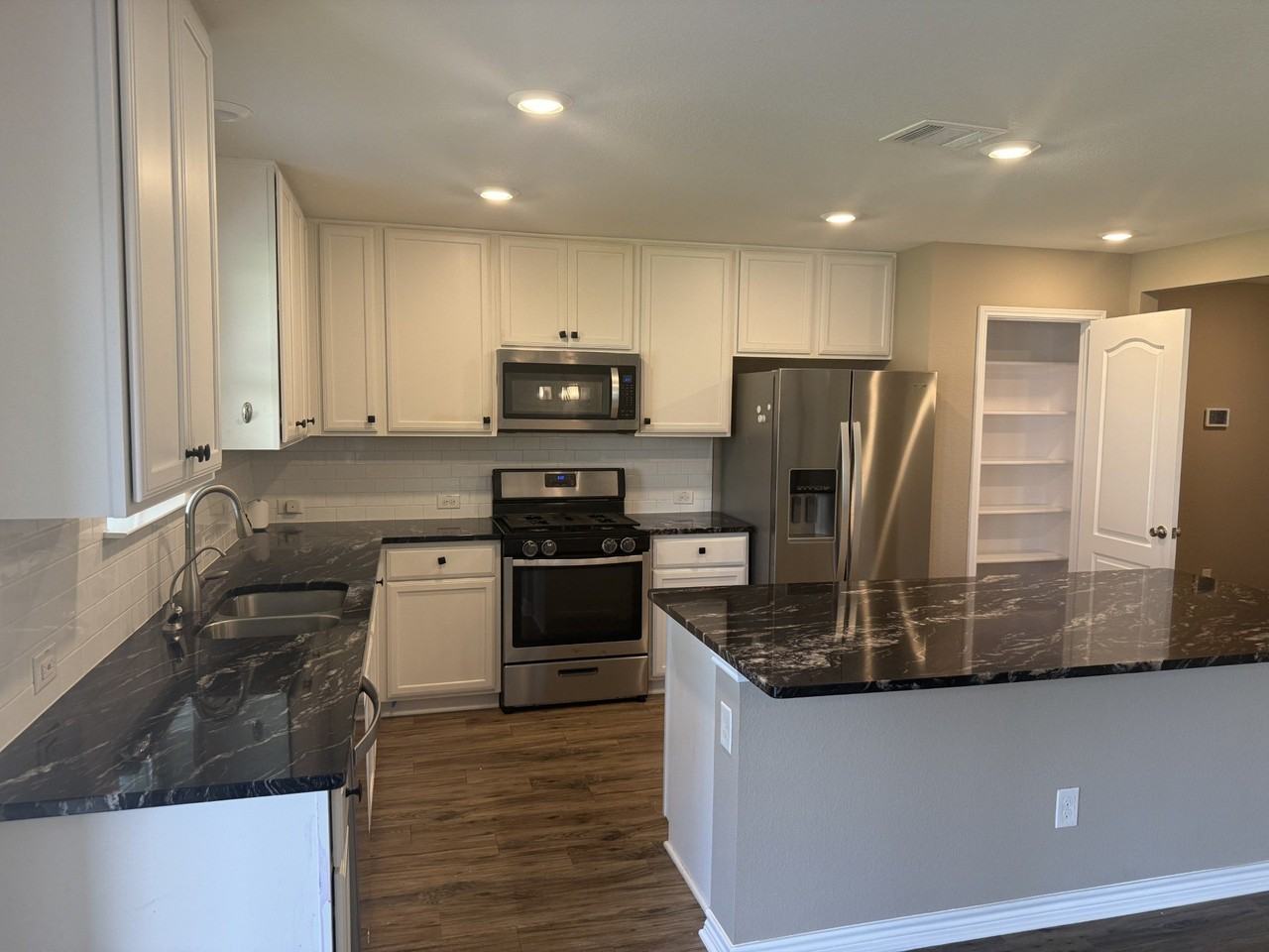 2612 Wesley Ave - Photo 6 of 29