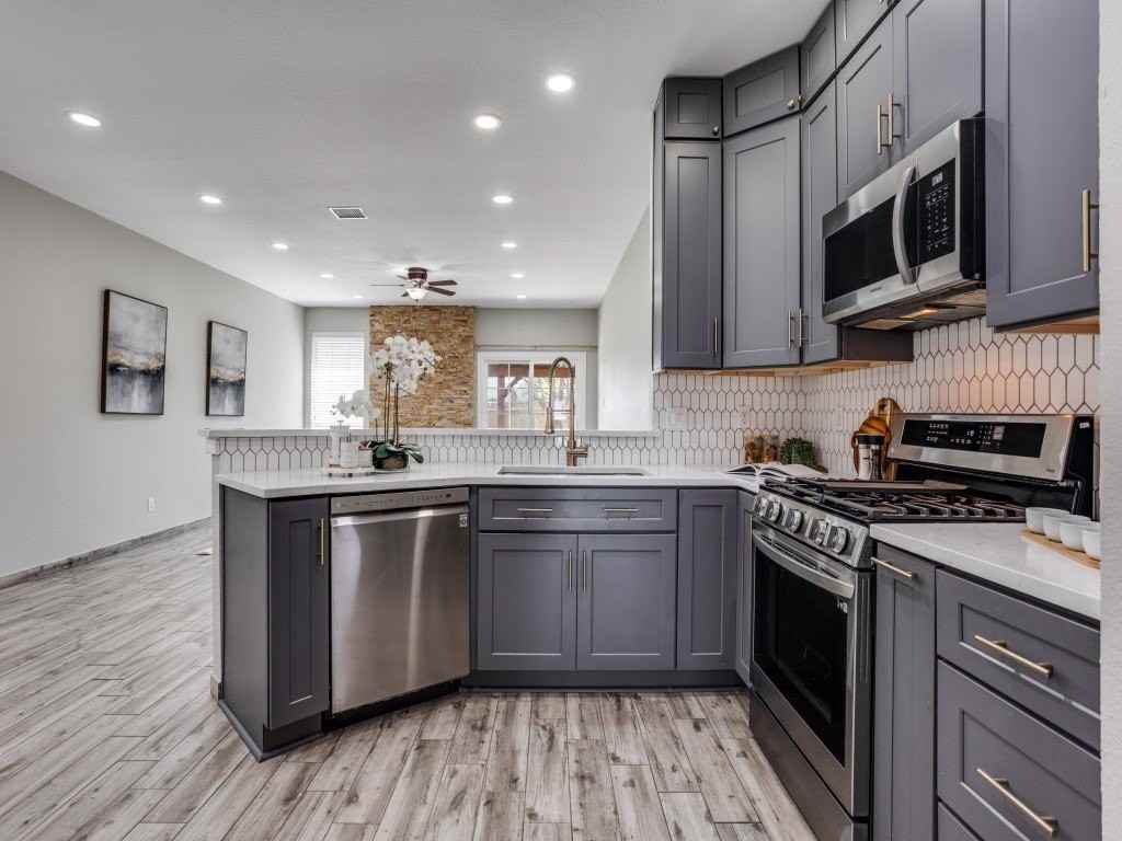 220 Peach Tree Dr - Photo 4 of 16