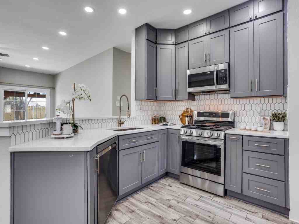 220 Peach Tree Dr - Photo 7 of 16