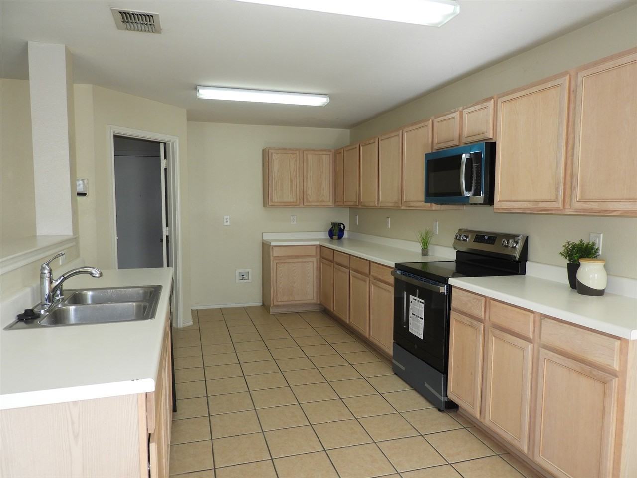 12914 Vassar Dr - Photo 5 of 17