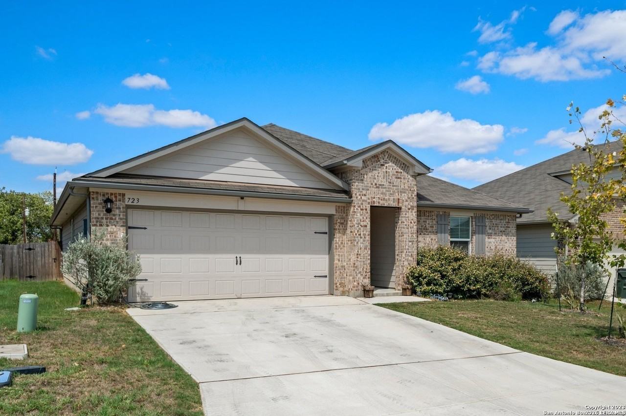 723 Armadillo Dr - Photo 2 of 29