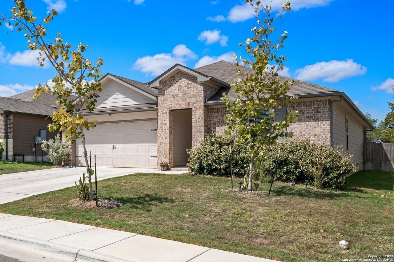 723 Armadillo Dr - Photo 3 of 29