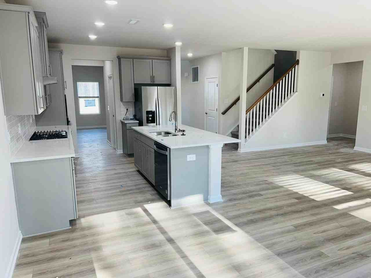 745 Riguard Way - Photo 5 of 31