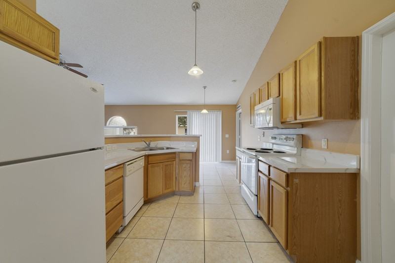 1907 Manatee Dr - Photo 3 of 11