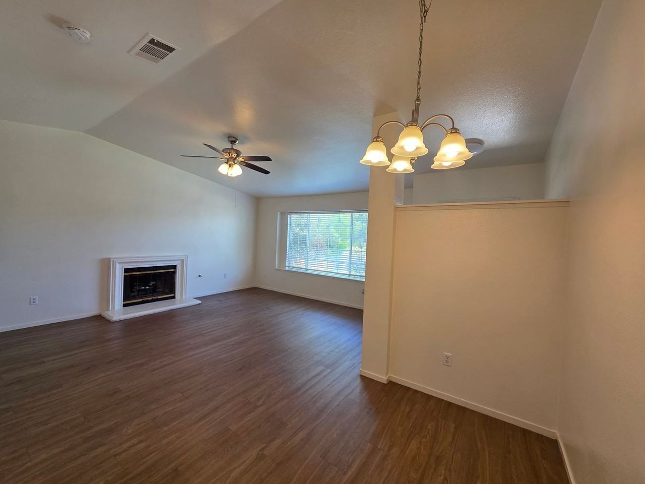 2211 W Sweet Ct - Photo 3 of 9
