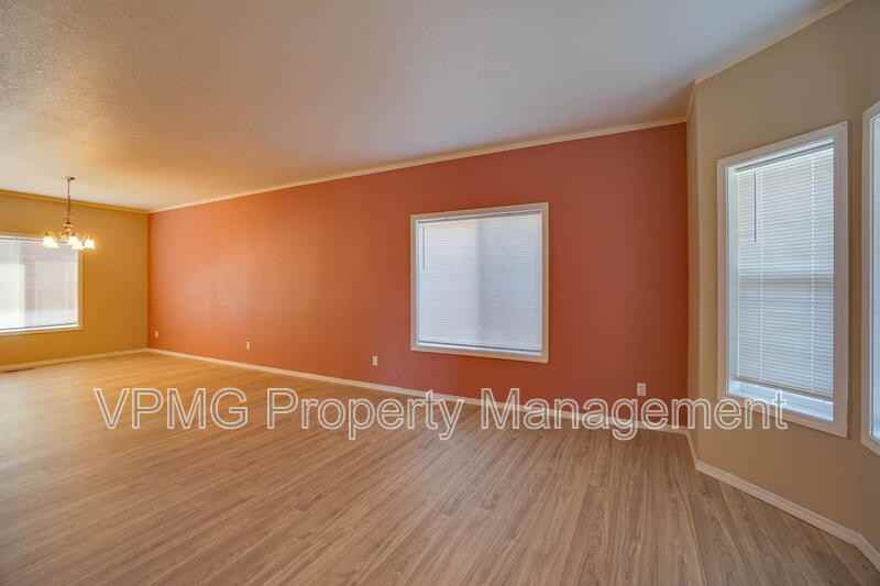 8907 Ne 84th St - Photo 5 of 41