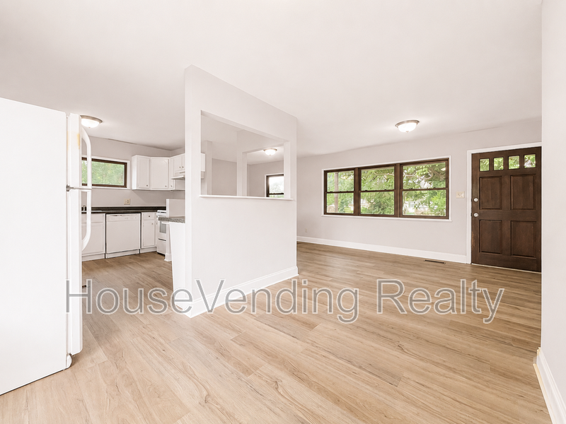 2324 Grove St - Photo 4 of 14