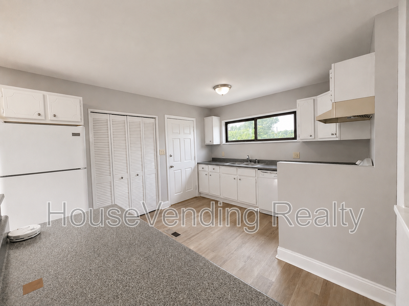 2324 Grove St - Photo 5 of 14
