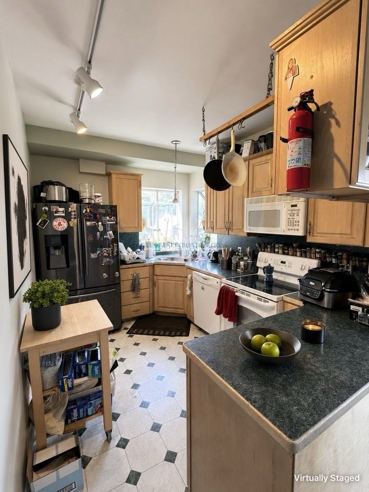 318 N Harvard St - Photo 3 of 9