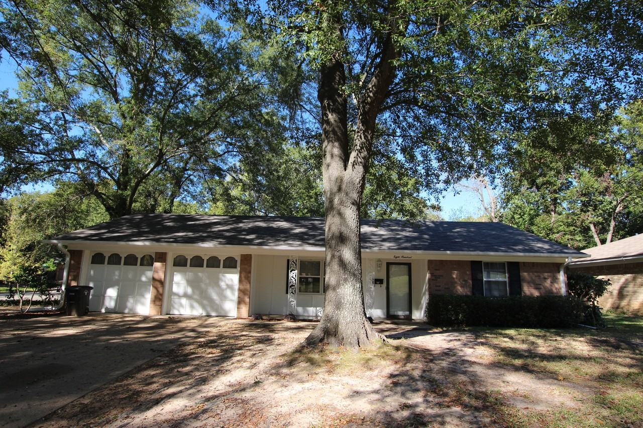 800 Rhodes Dr - Photo 3 of 27