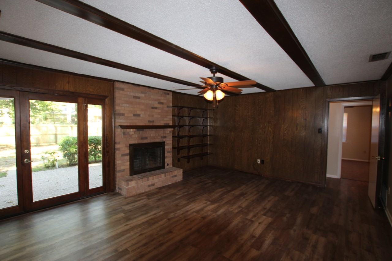 800 Rhodes Dr - Photo 4 of 27