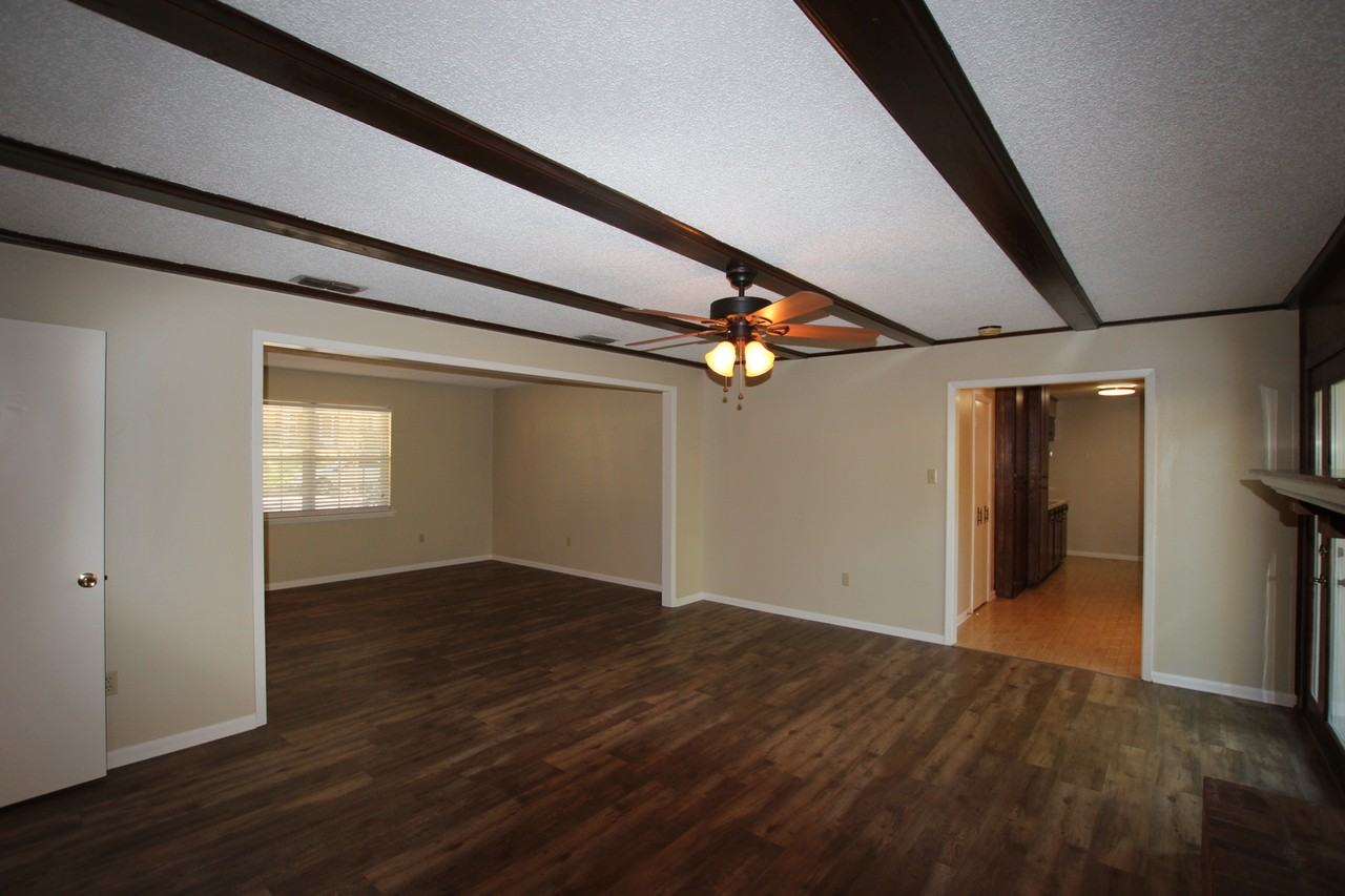 800 Rhodes Dr - Photo 5 of 27