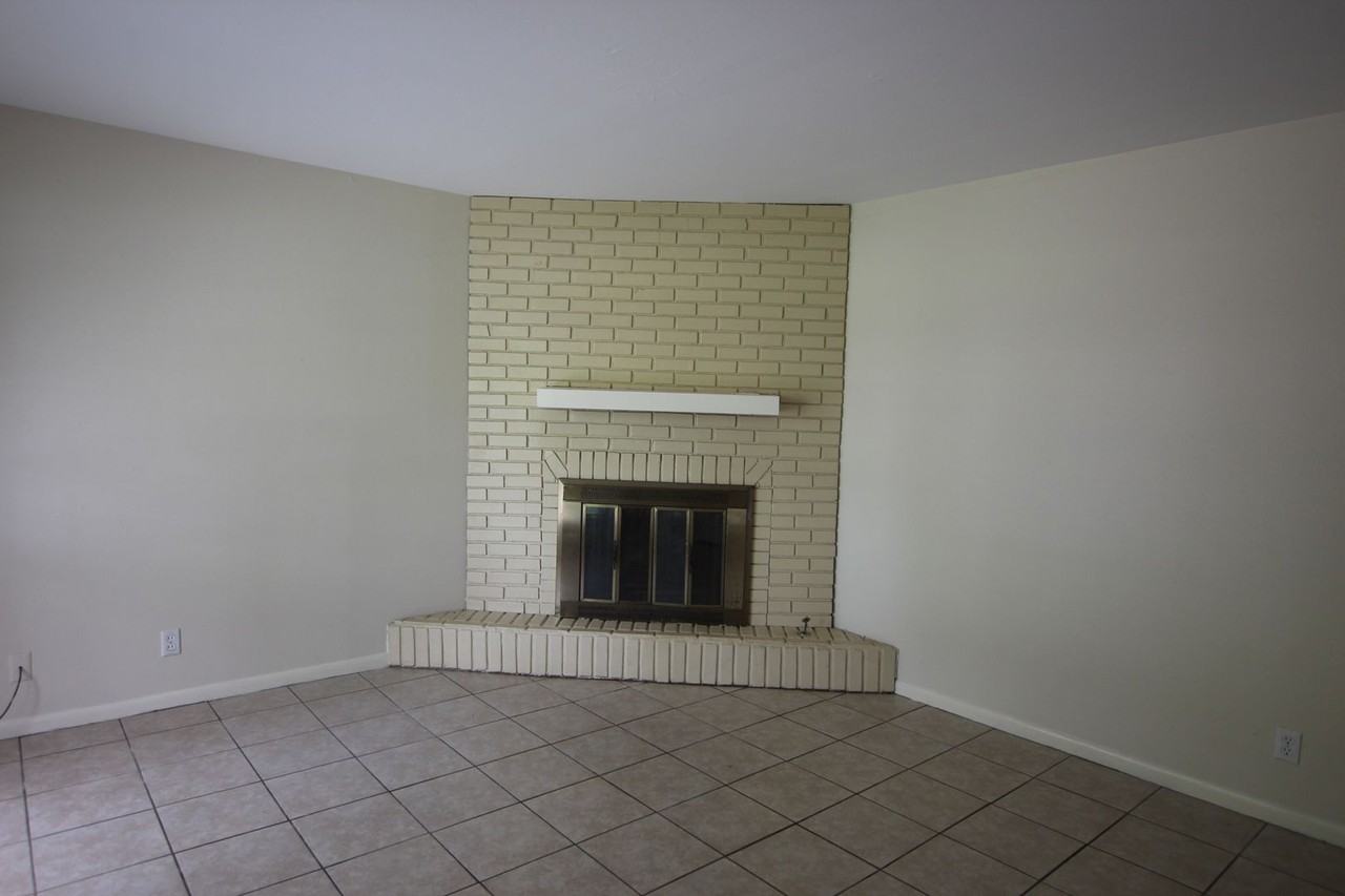 3306 Greg Ln - Photo 3 of 11