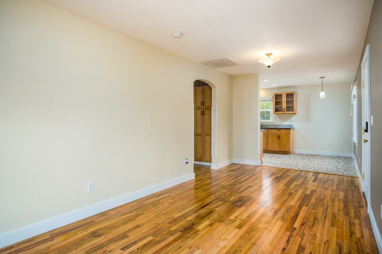 1041 Sw 10th St - Photo 3 of 13