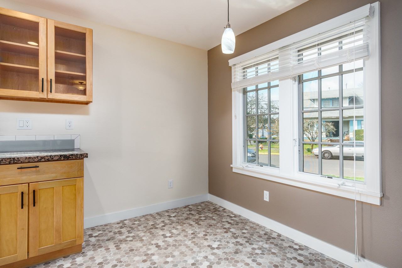 1041 Sw 10th St - Photo 4 of 13