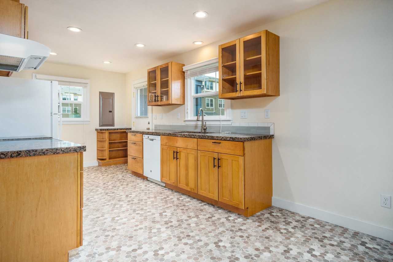 1041 Sw 10th St - Photo 5 of 13