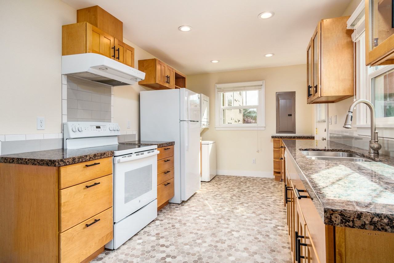 1041 Sw 10th St - Photo 6 of 13