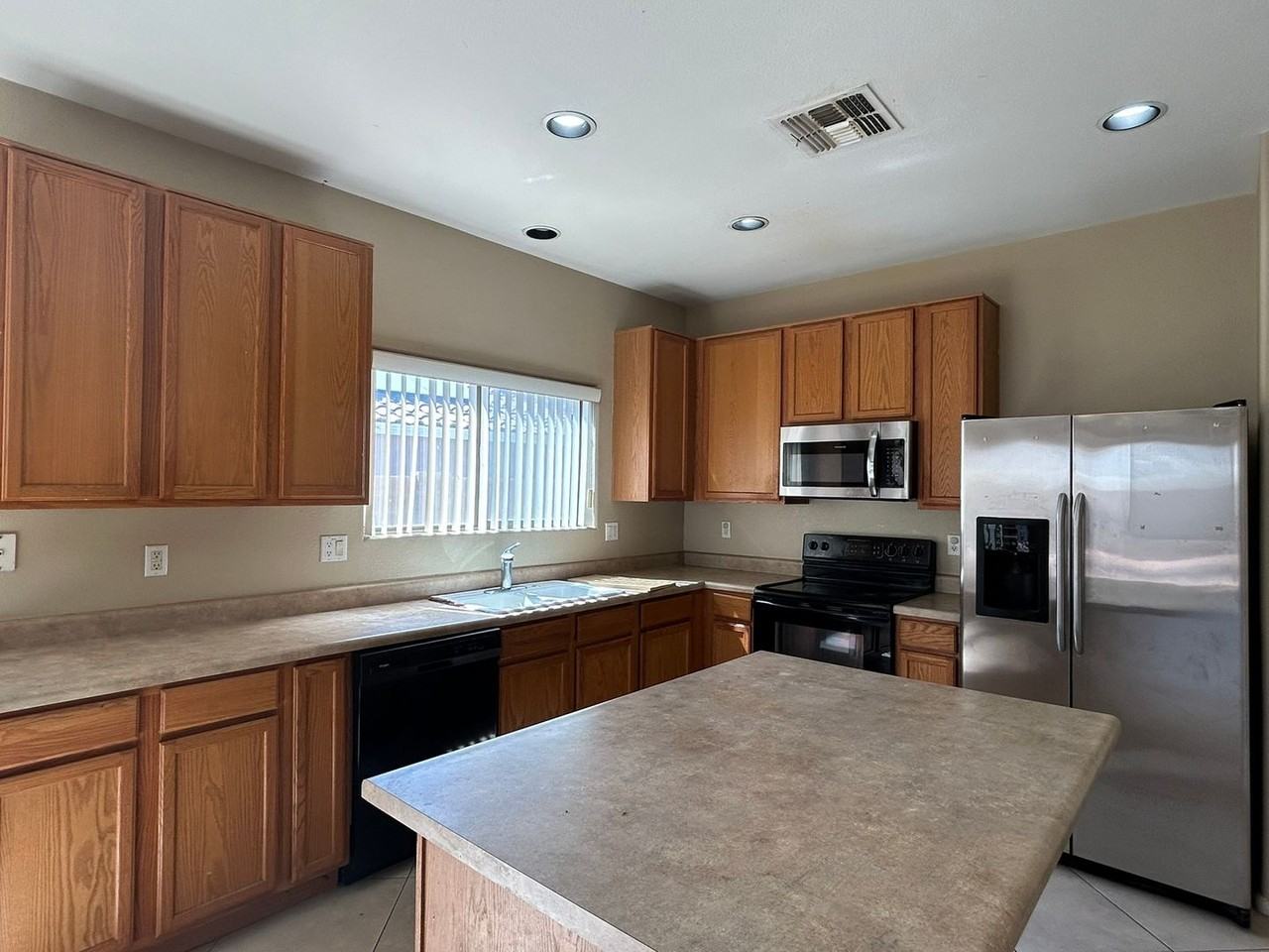 25758 W Nancy Ln - Photo 4 of 15