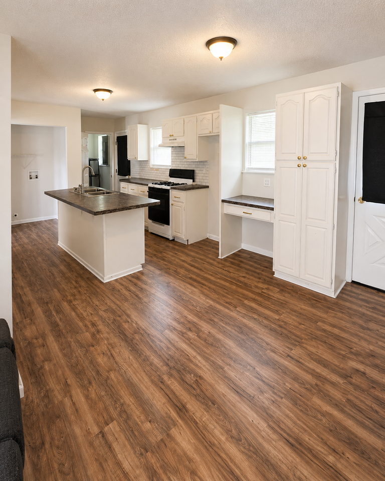 24 Fontainebleau Dr - Photo 7 of 11