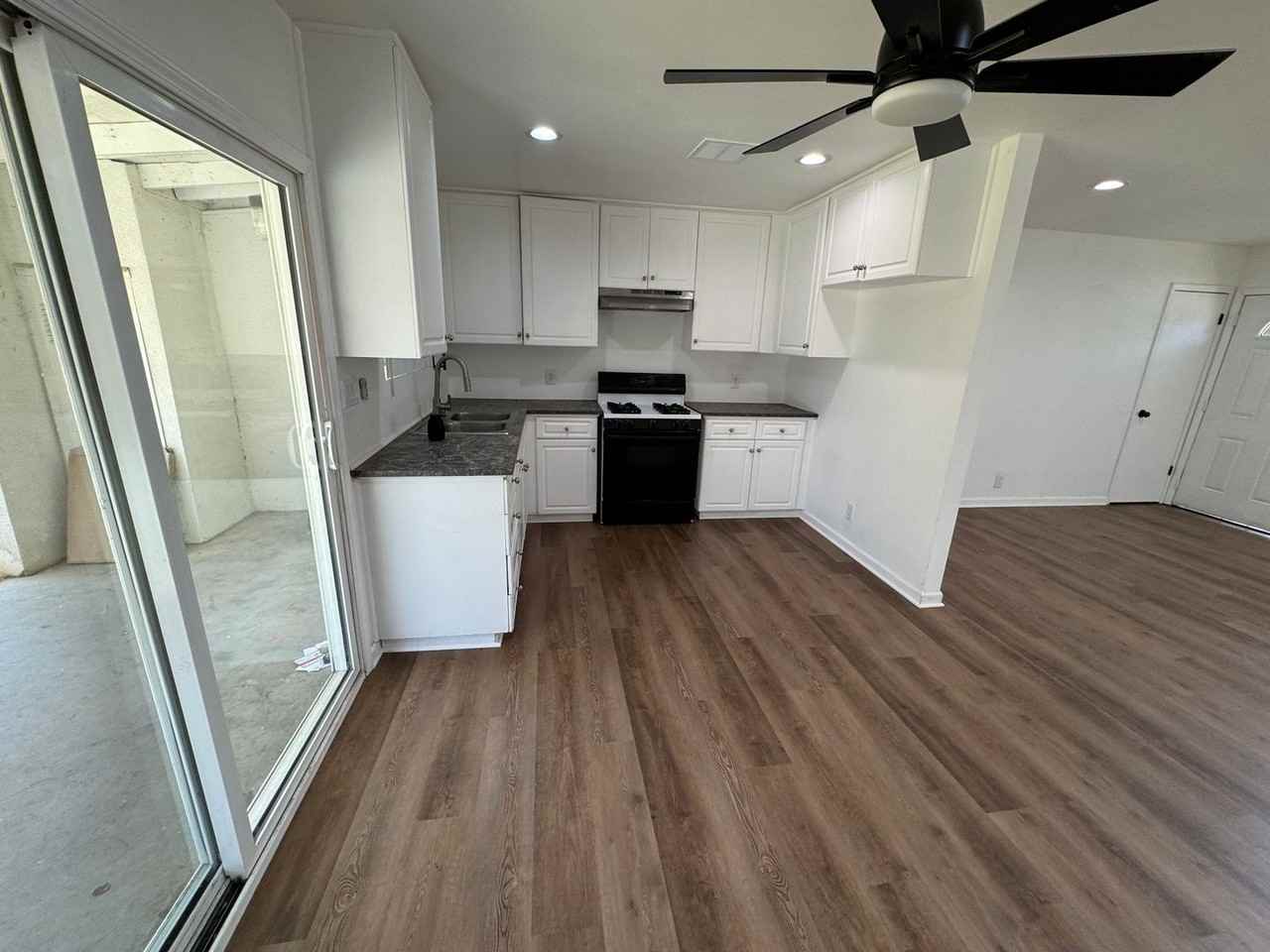 690 Quincy St - Photo 2 of 7