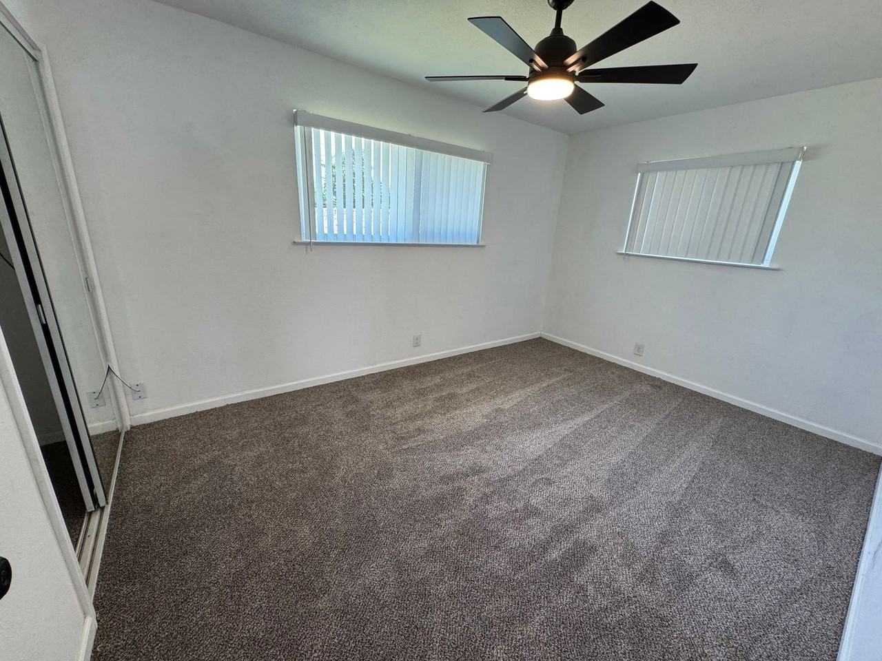 690 Quincy St - Photo 4 of 7