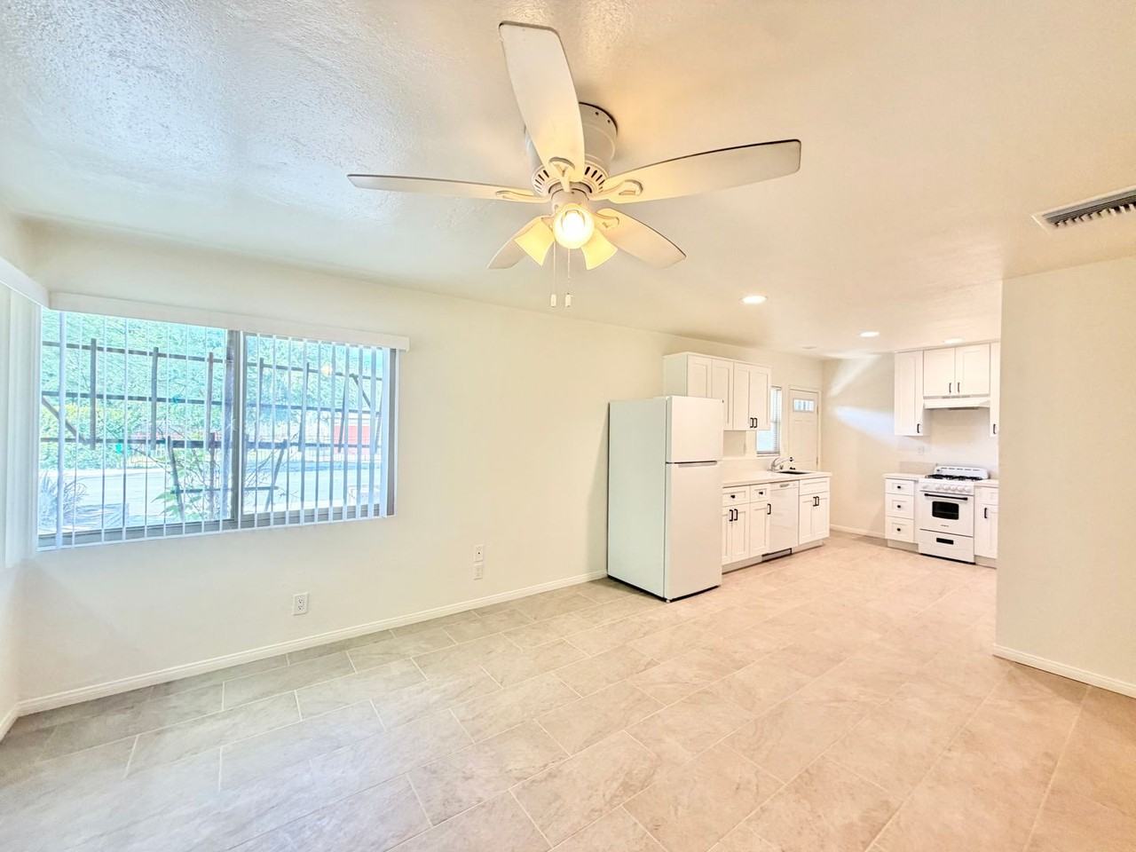 579 S Highland Dr #10 - Photo 2 of 15