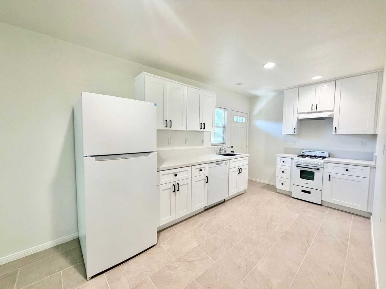 579 S Highland Dr #10 - Photo 5 of 15