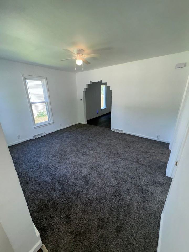 307 Center St - Photo 3 of 11